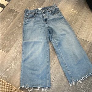 Women's Light Blue Frayed Hem Jeans—cropped
